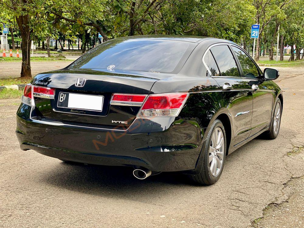 Mobil Honda Accord 2011