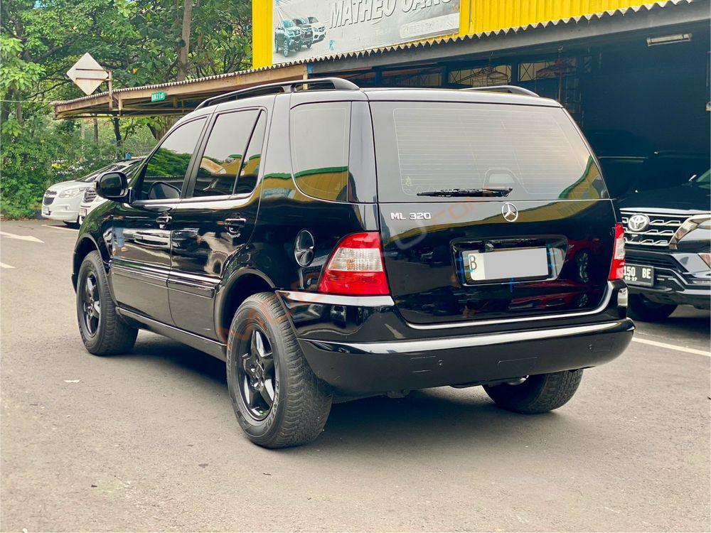 Mobil Mercedes-Benz ML 2002