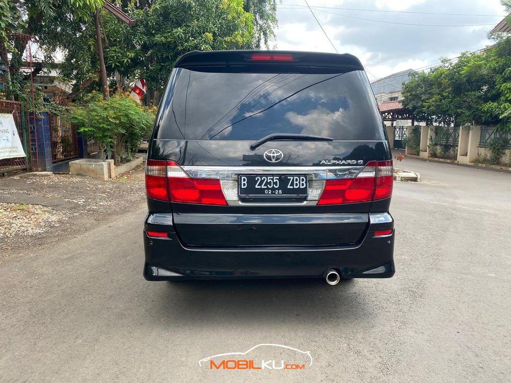 Mobil Toyota Alphard 2004