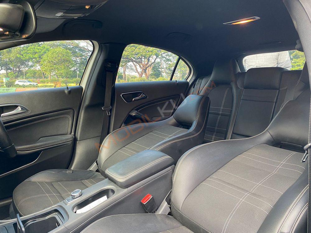 Mobil Mercedes-Benz A-Class 2013