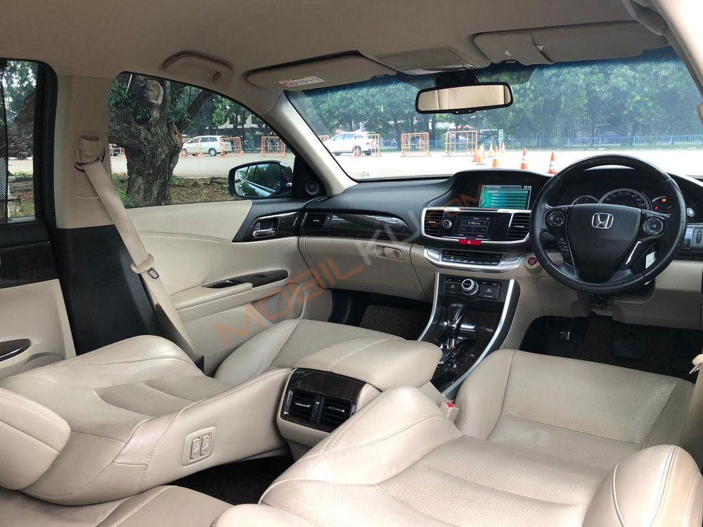 Mobil Honda Accord 2013