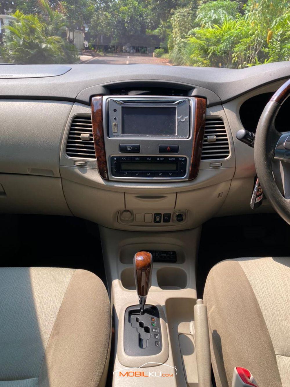 Mobil Toyota Kijang Innova 2014