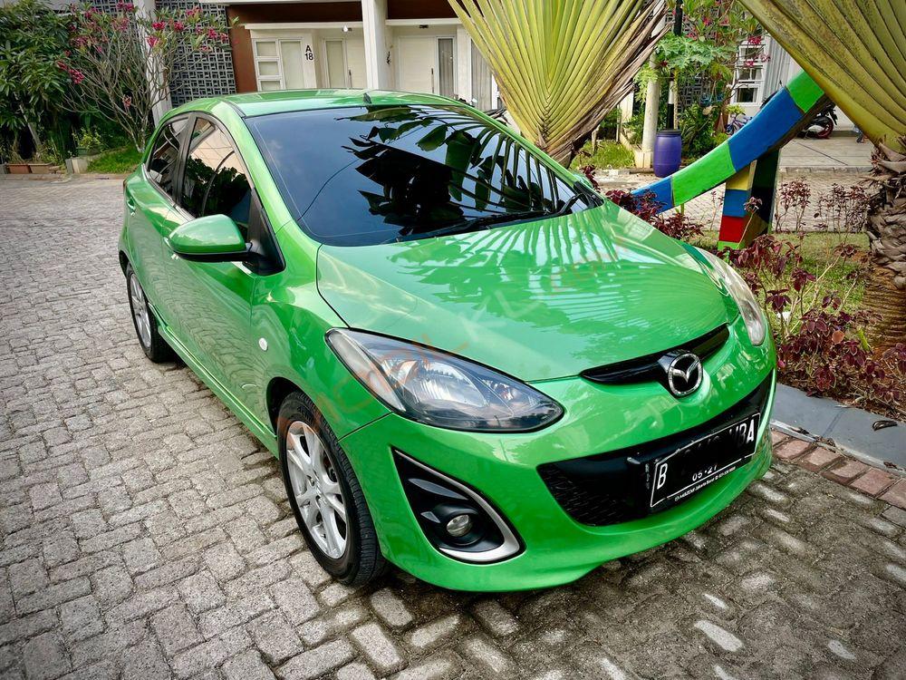 Mobil Mazda 2 Hatchback 2011