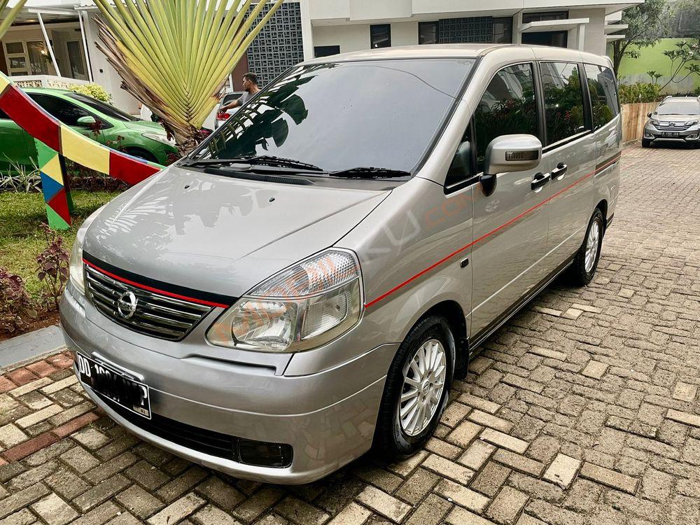 Mobil Nissan Serena 2012