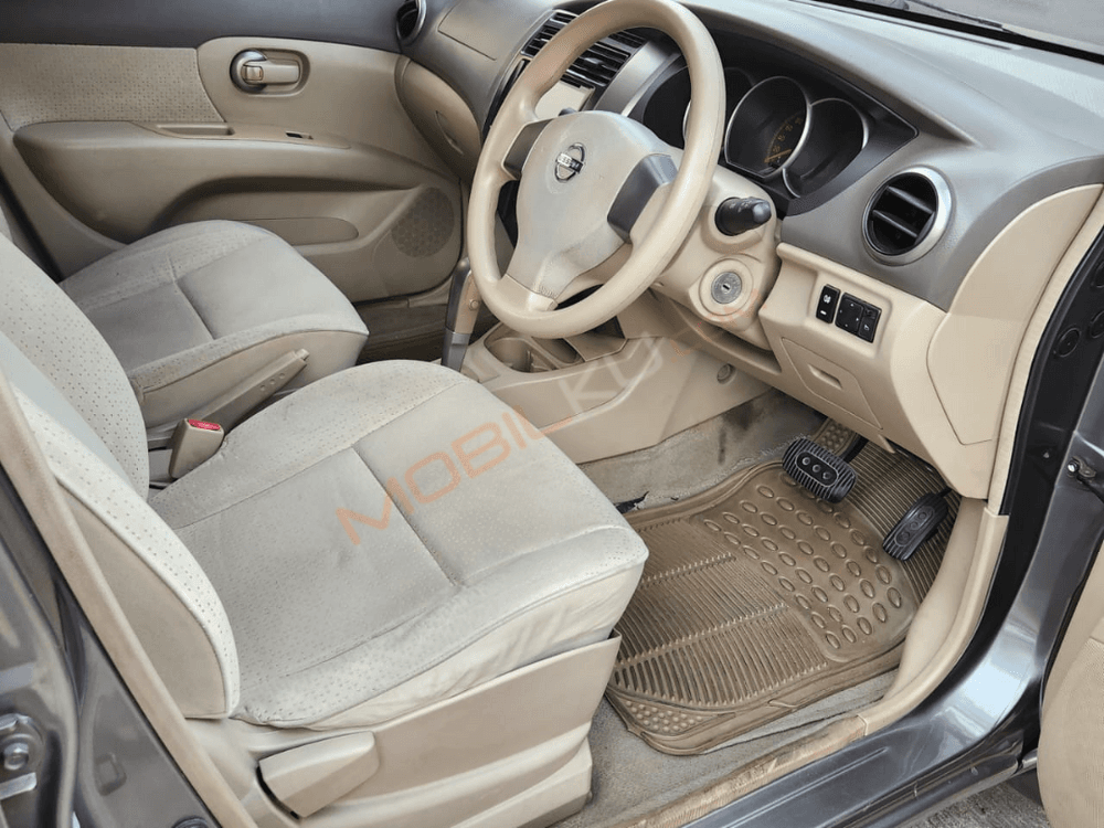 Mobil Nissan Livina 2010