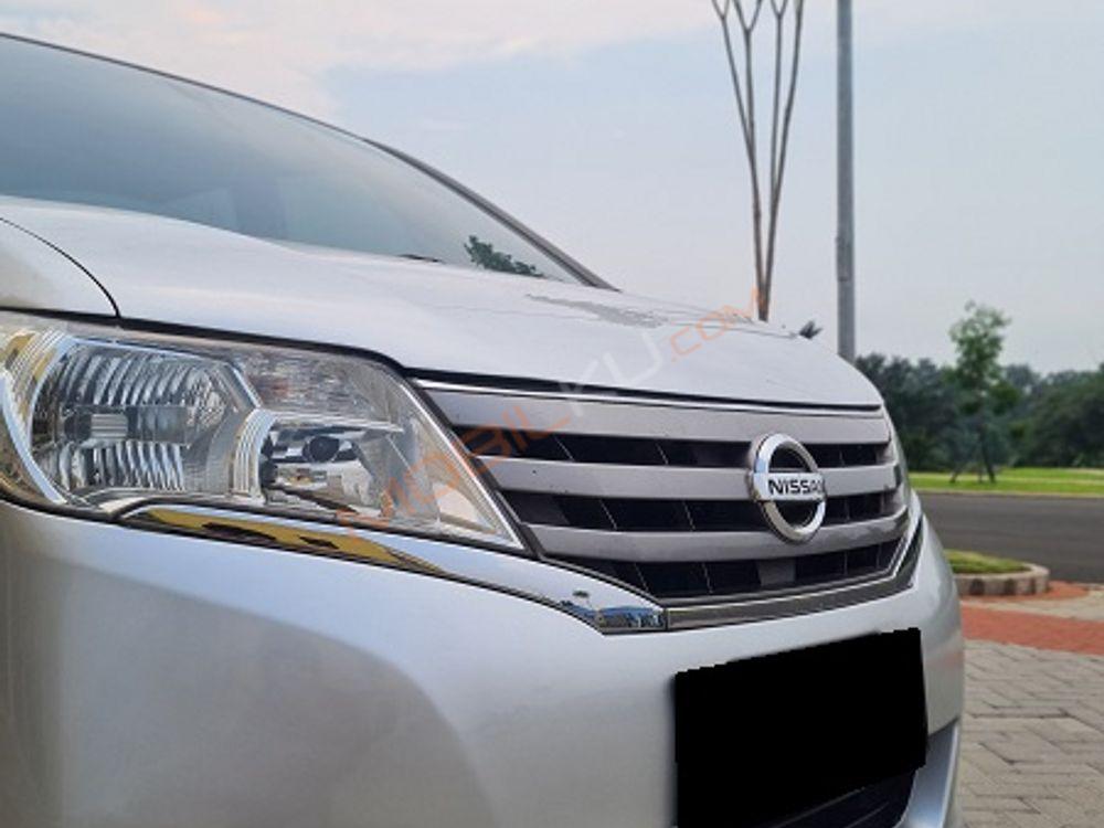 Mobil Nissan Serena 2013