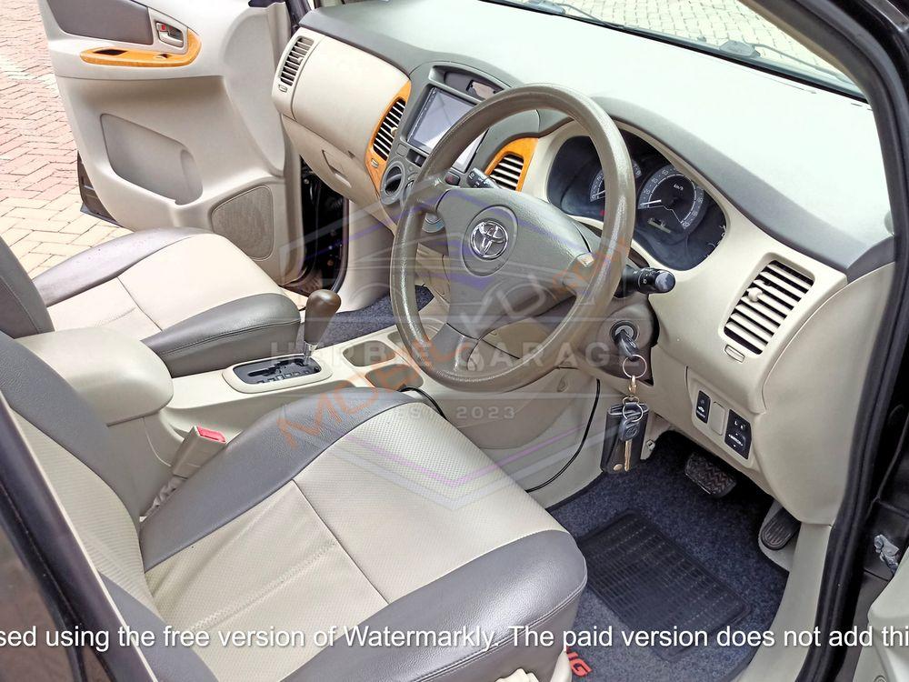 Mobil Toyota Kijang Innova 2011