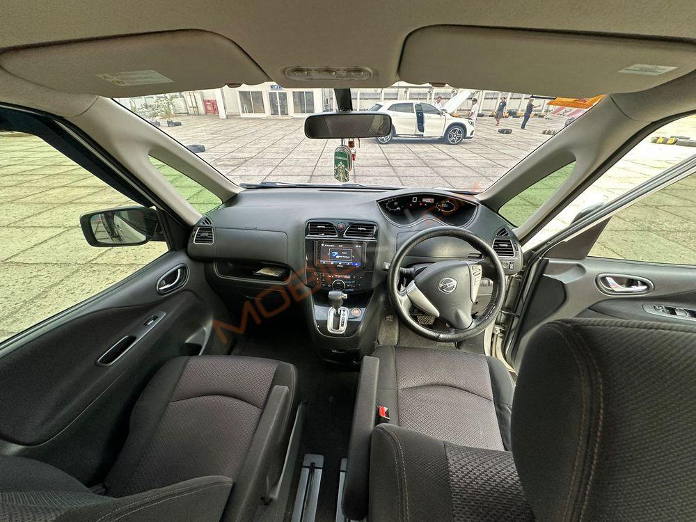 Mobil Nissan Serena 2013