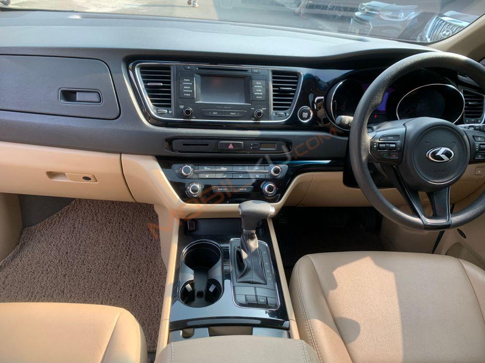 Mobil Kia Sedona 2017