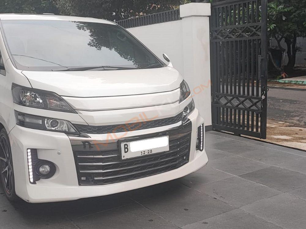 Mobil Toyota Vellfire 2014