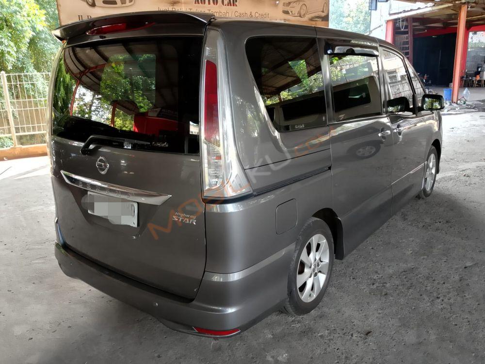 Mobil Nissan Serena 2014
