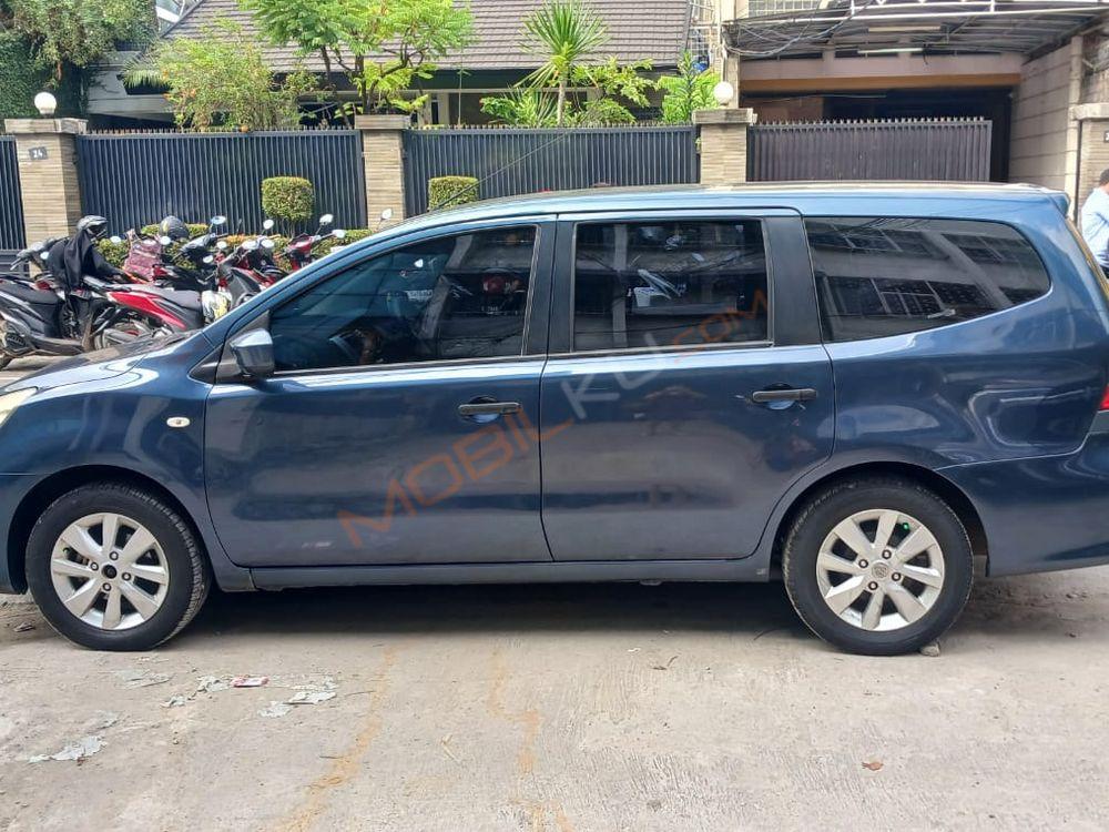 Mobil Nissan Grand Livina 2014