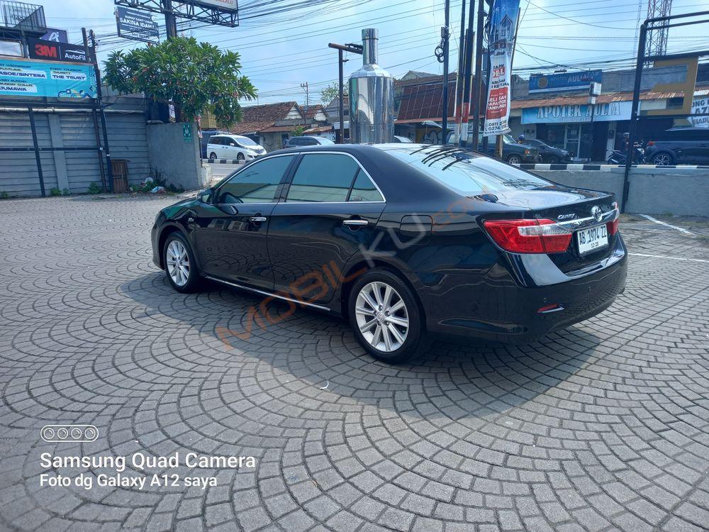 Mobil Toyota Camry 2013