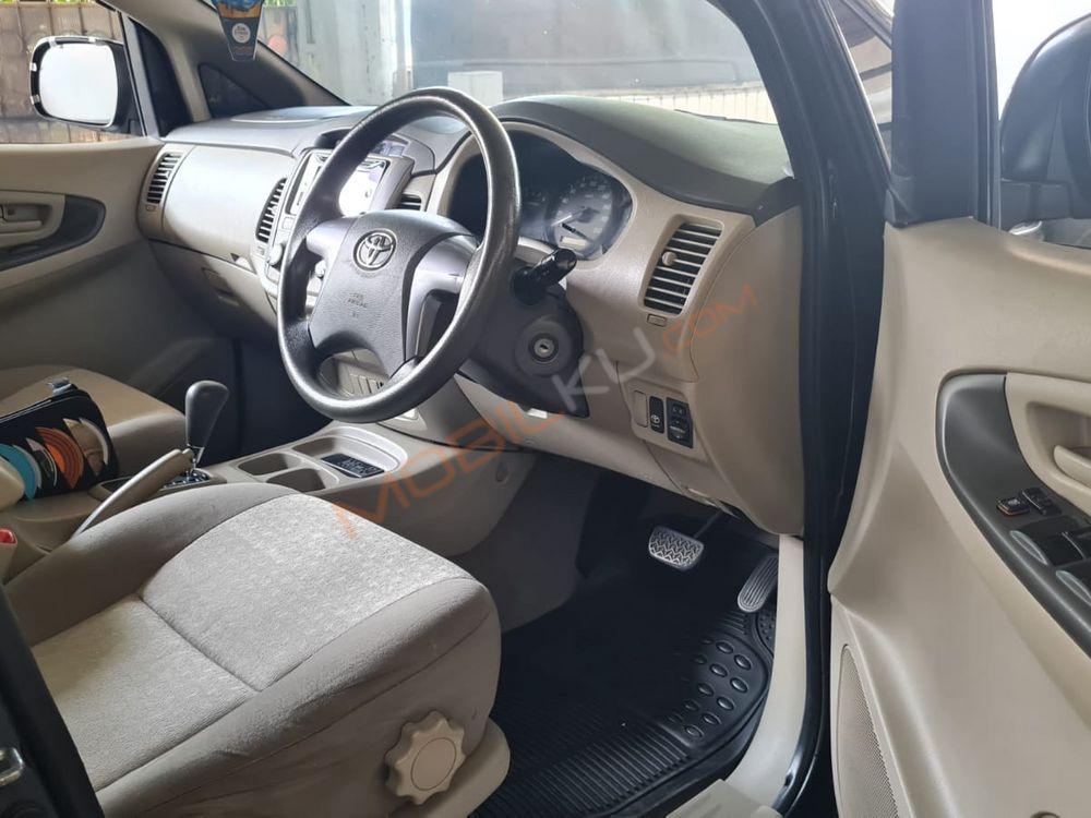 Mobil Toyota Kijang Innova 2014