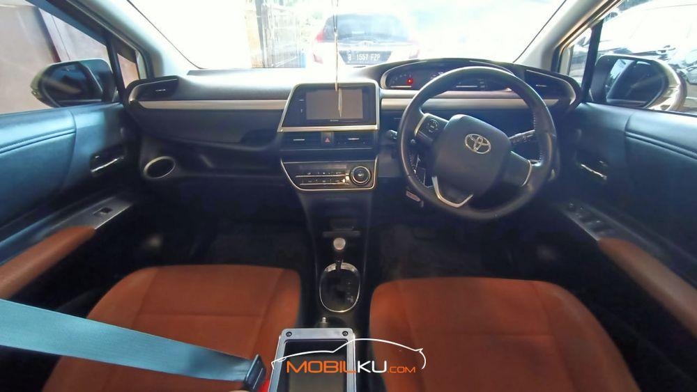 Mobil Toyota Sienta 2018