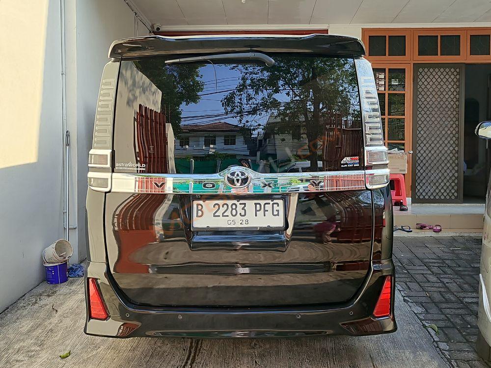 Mobil Toyota Voxy 2018