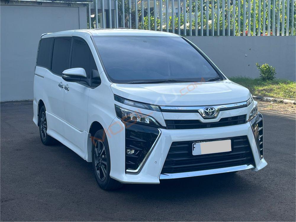 Mobil Toyota Voxy 2019