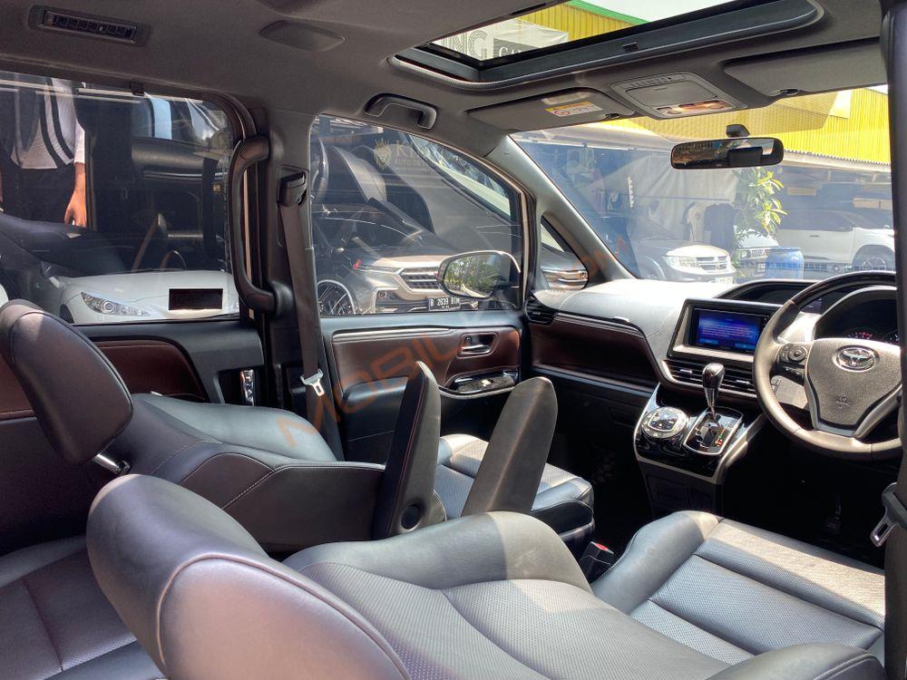 Mobil Toyota Voxy 2019
