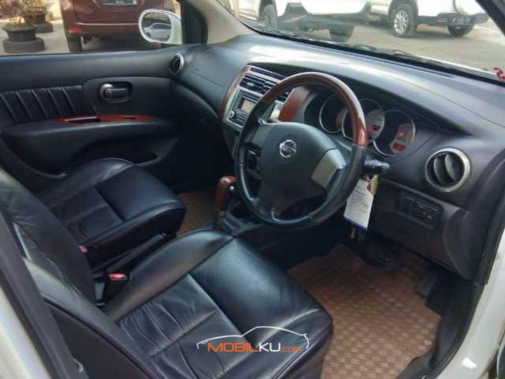 Mobil Nissan Grand Livina 2013