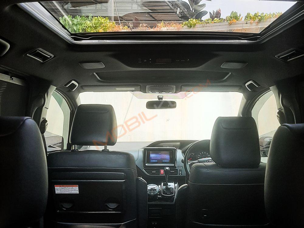Mobil Toyota Voxy 2017
