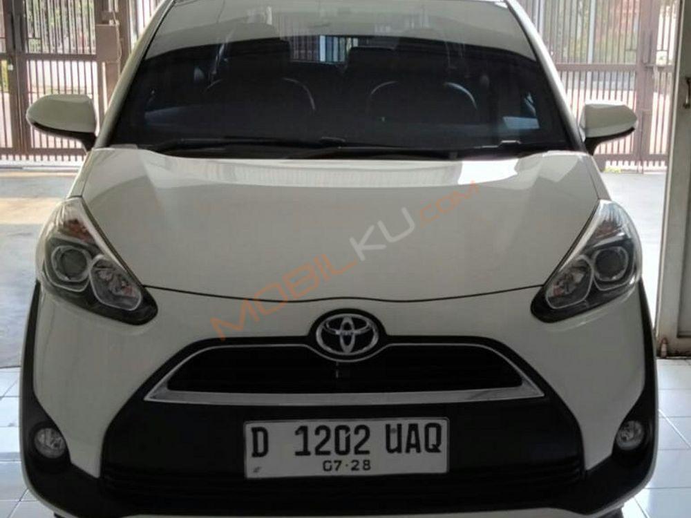 Mobil Toyota Sienta 2018