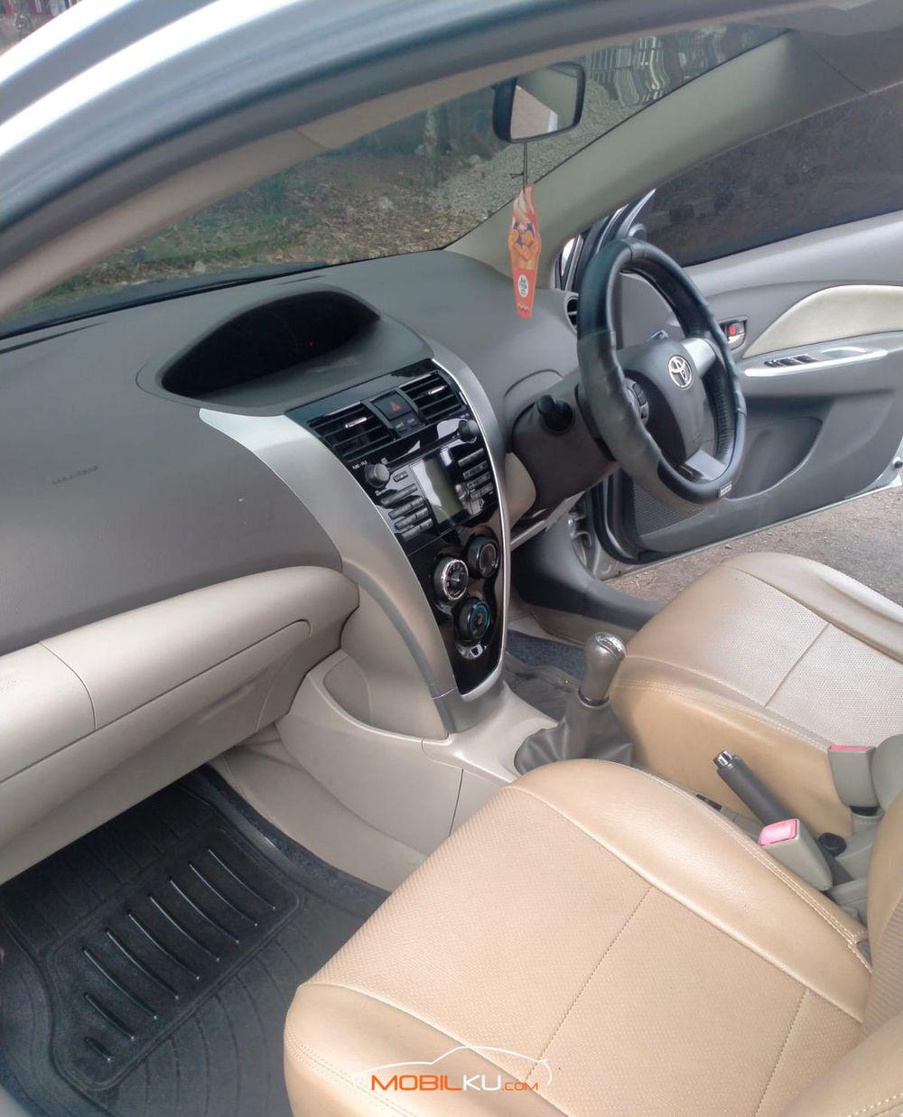 Mobil Toyota Vios 2012