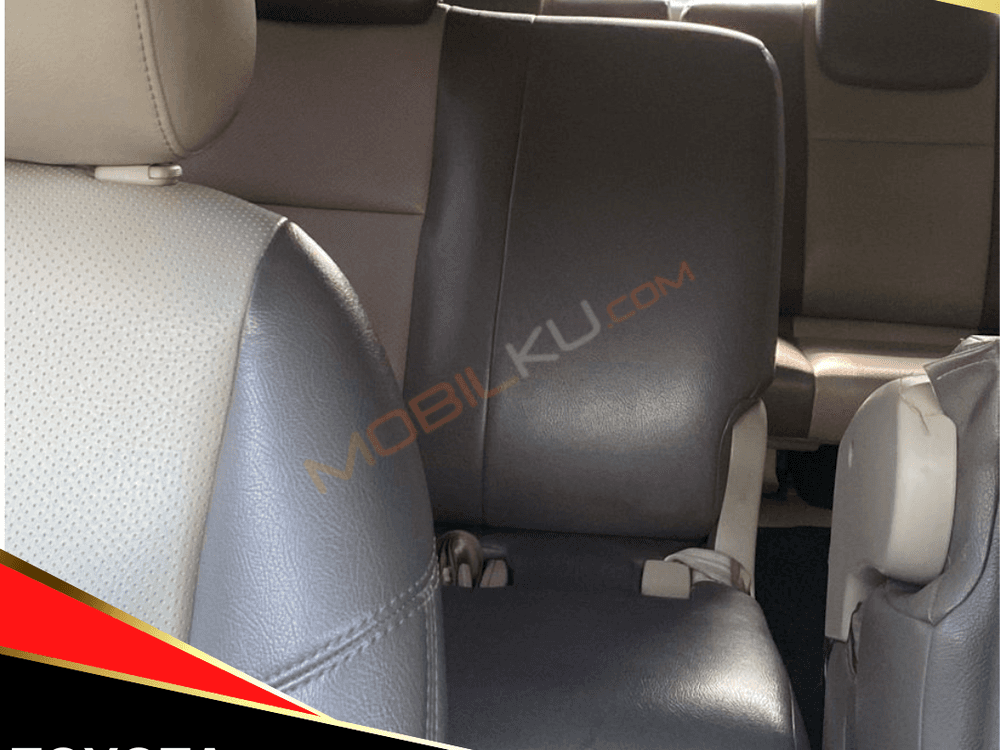 Mobil Toyota Kijang Innova 2013