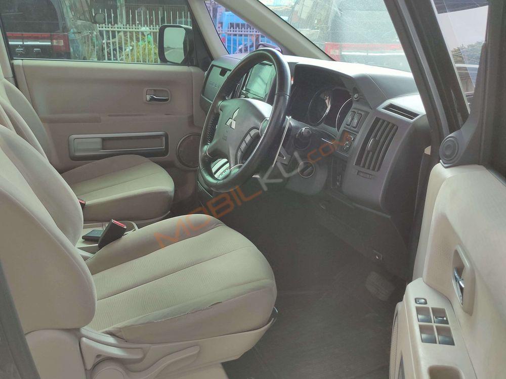 Mobil Mitsubishi Delica 2015