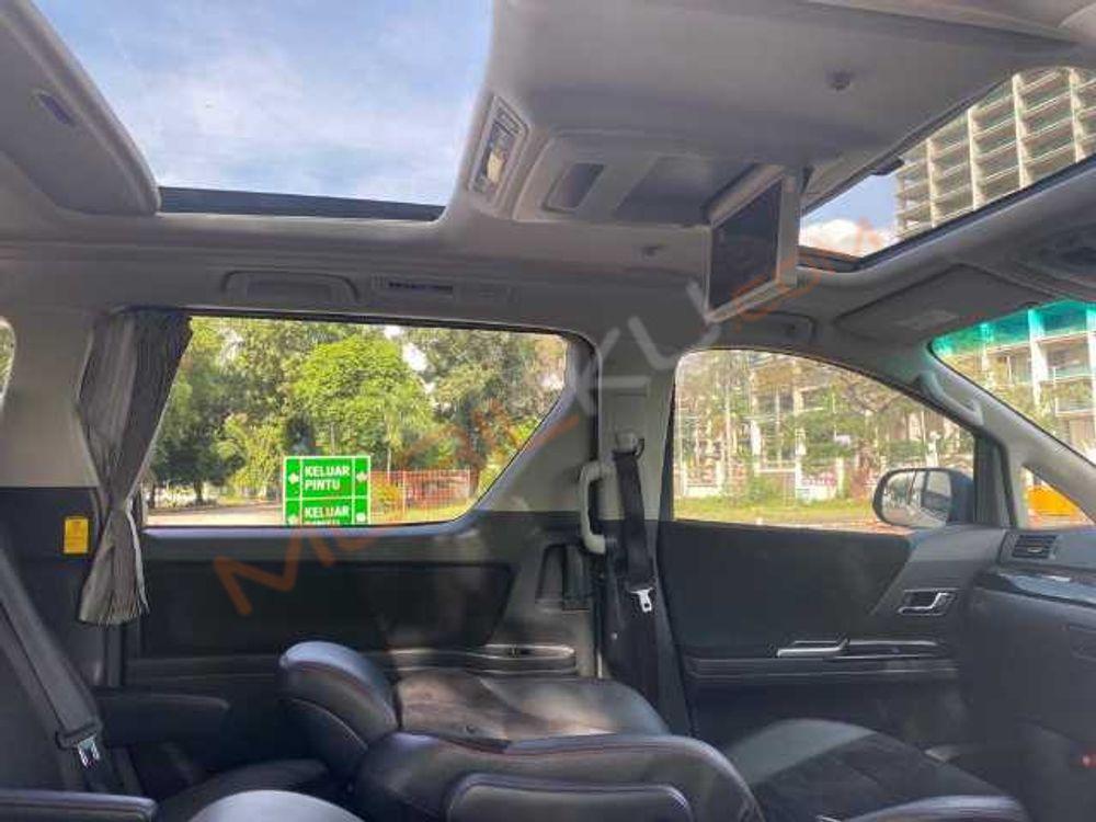 Mobil Toyota Alphard 2013