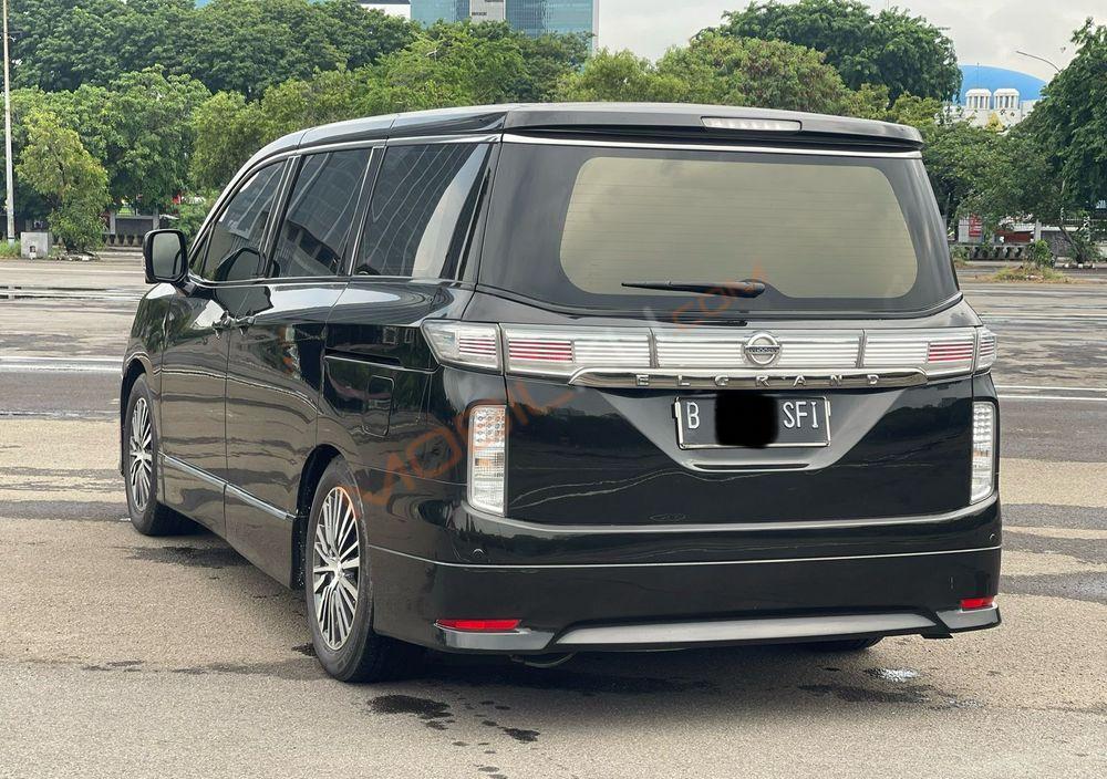 Mobil Nissan Elgrand 2014