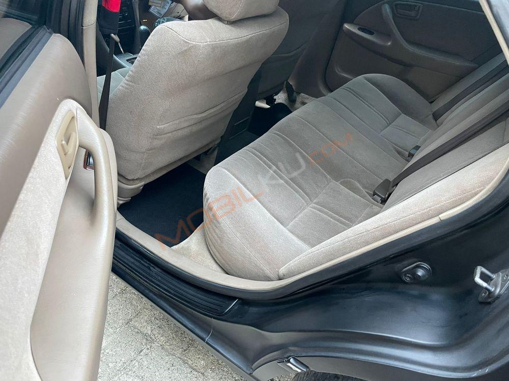 Mobil Toyota Camry 2000