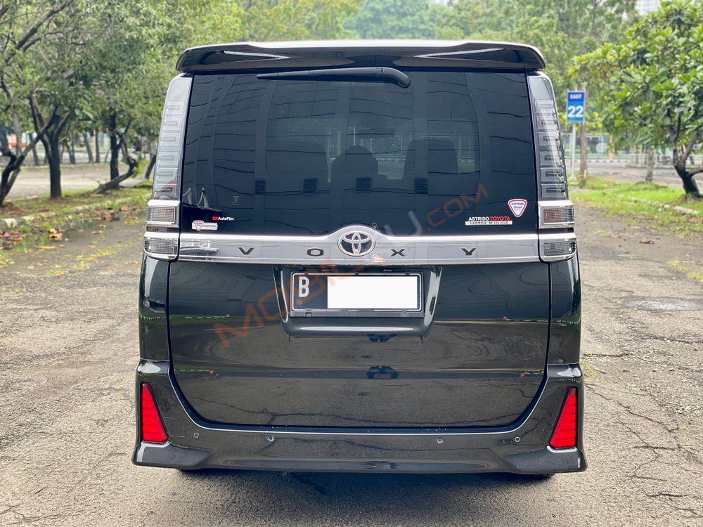 Mobil Toyota Voxy 2019