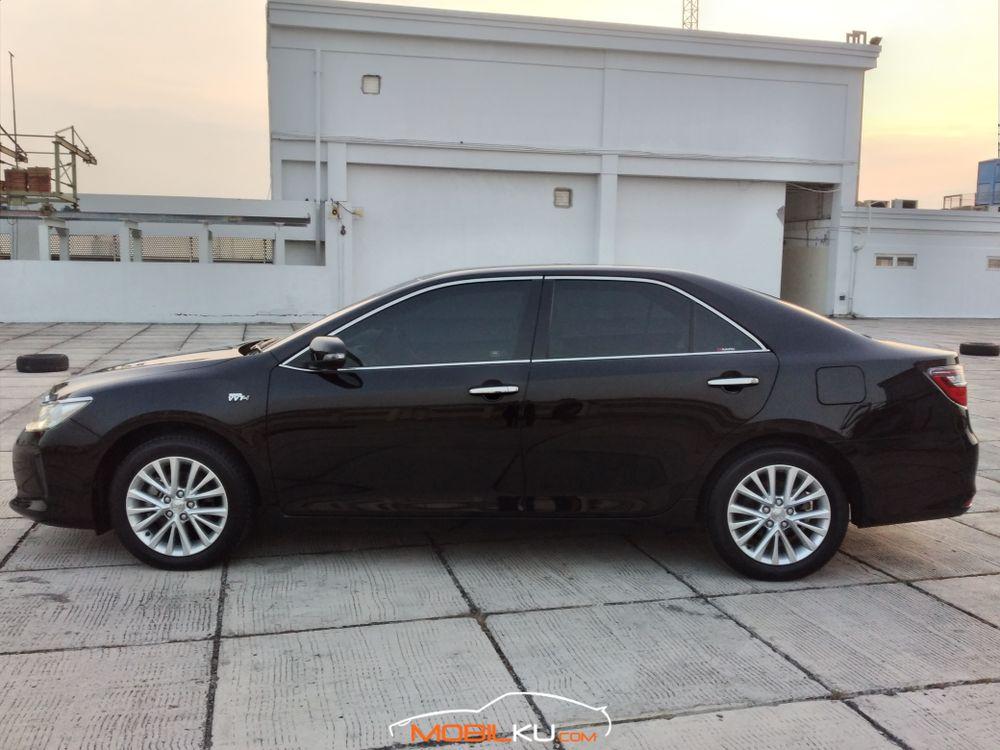Mobil Toyota Camry 2016