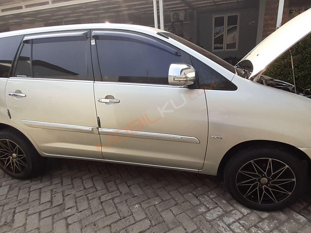 Mobil Toyota Kijang Innova 2010