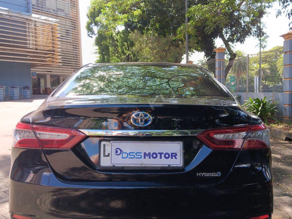 Mobil Toyota Camry 2019