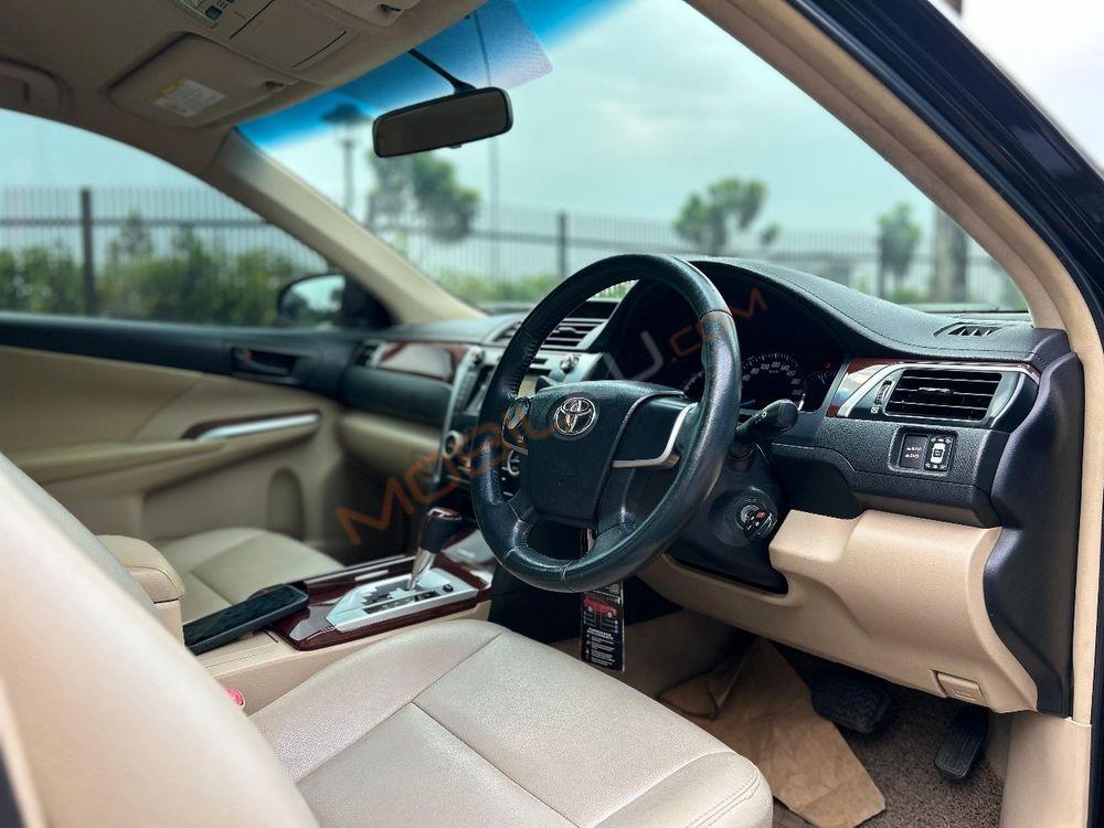 Mobil Toyota Camry 2013