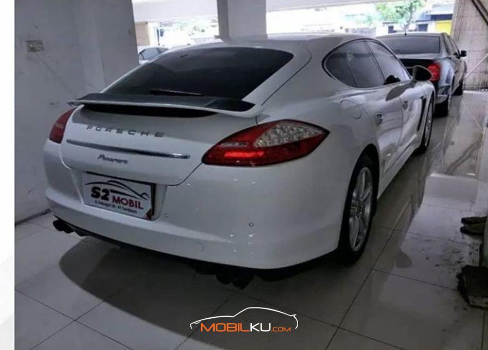 Mobil Porsche Panamera 2012