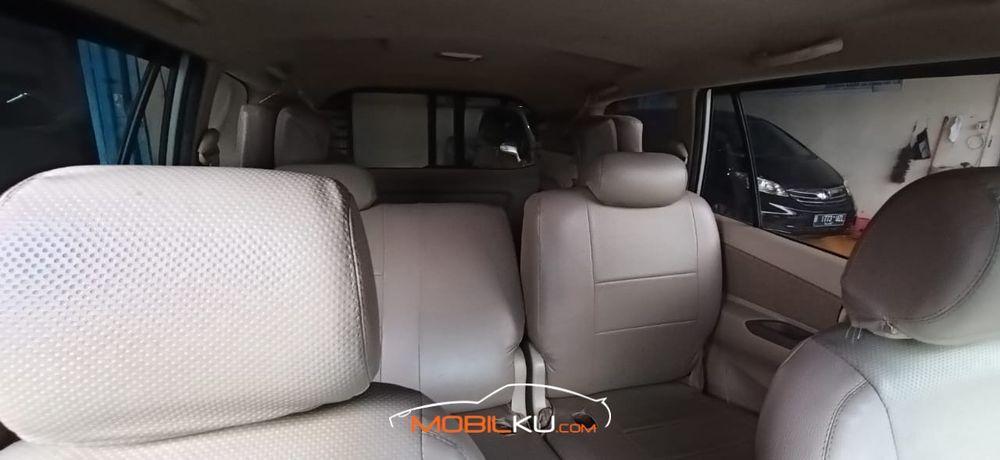 Mobil Toyota Kijang Innova 2006