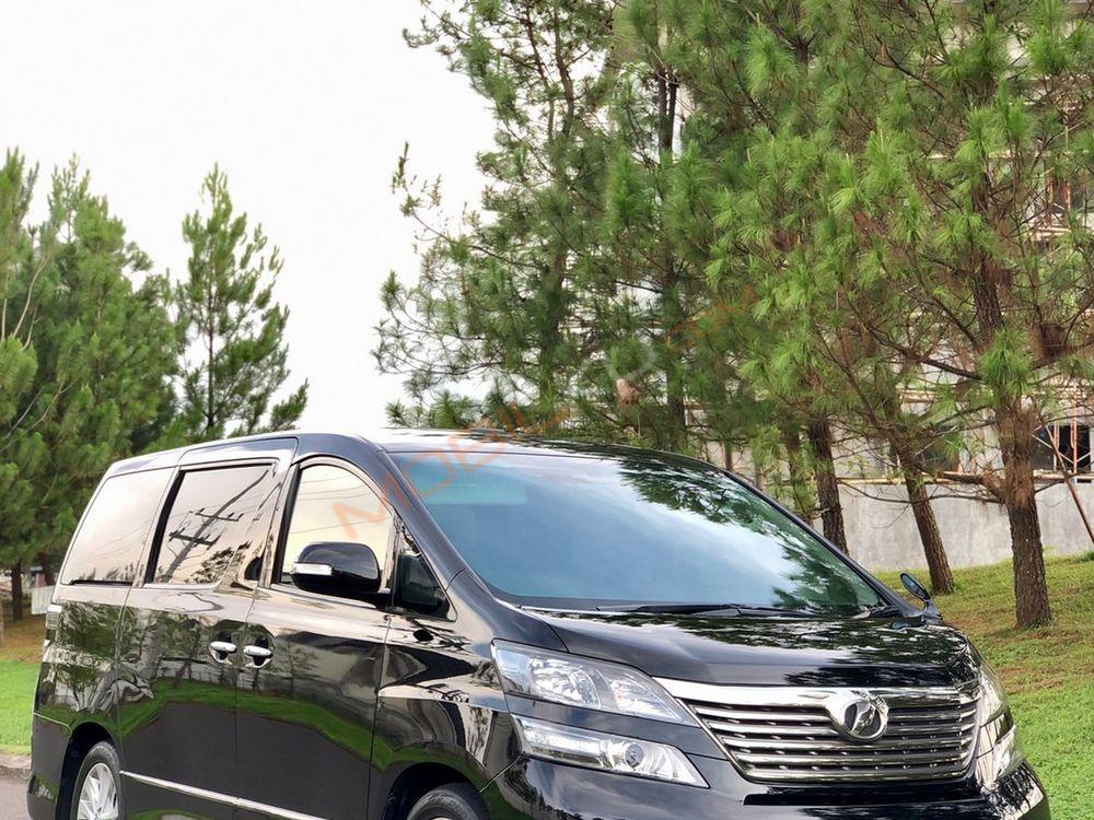 Mobil Toyota Vellfire 2012