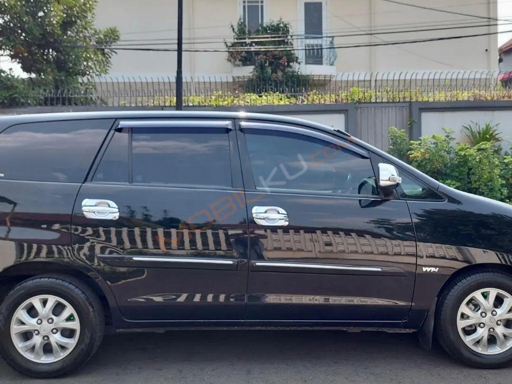 Mobil Toyota Kijang Innova 2011