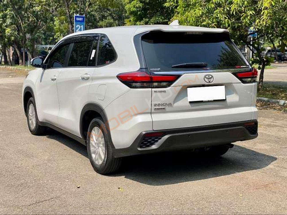 Mobil Toyota Kijang Innova 2023