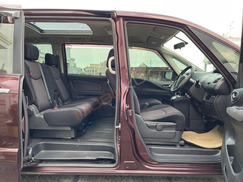 Mobil Nissan Serena 2013