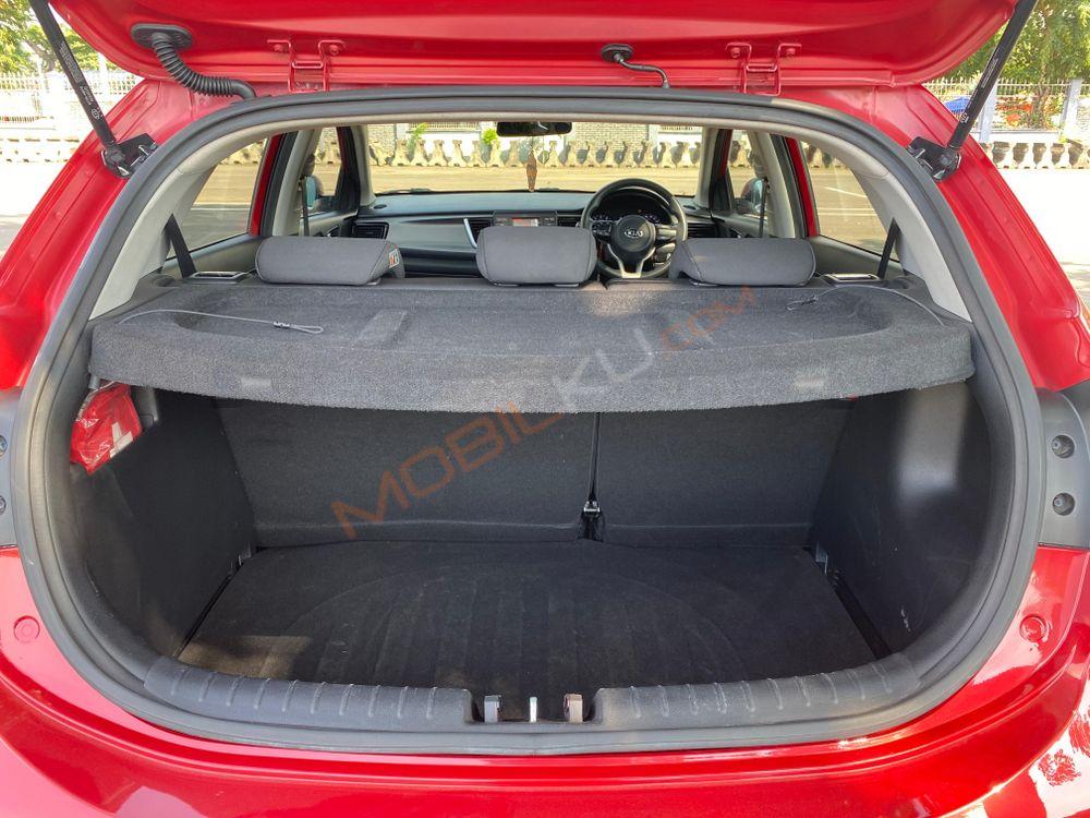 Mobil Kia Rio 2017