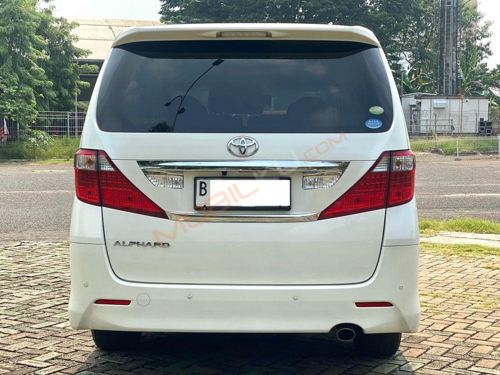 Mobil Toyota Alphard 2011