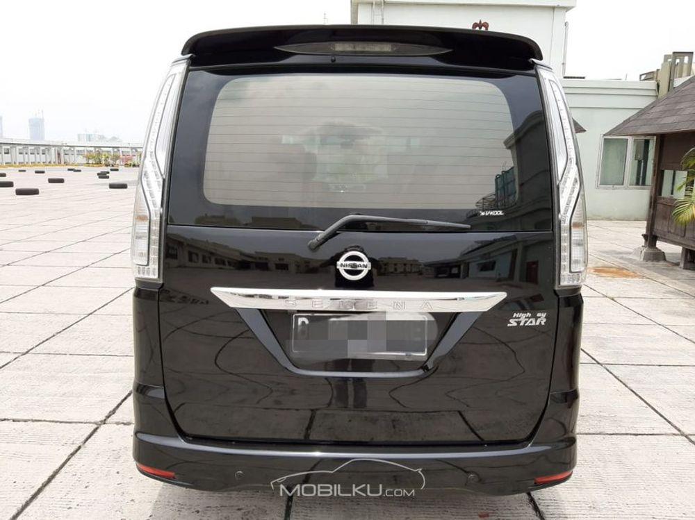 Mobil Nissan Serena 2015