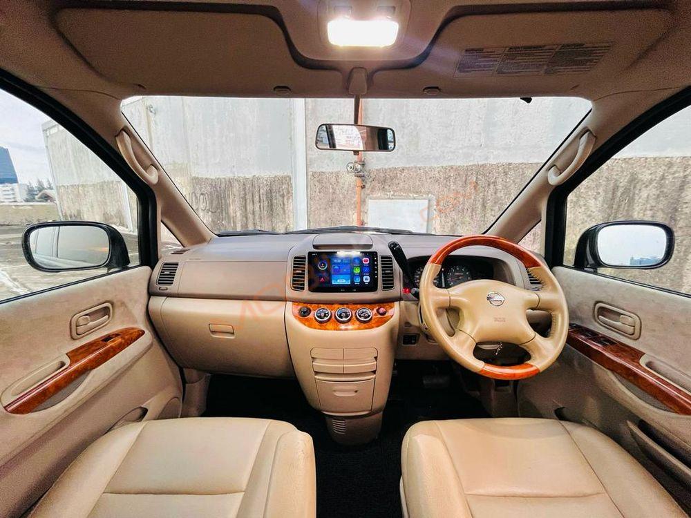 Mobil Nissan Serena 2011