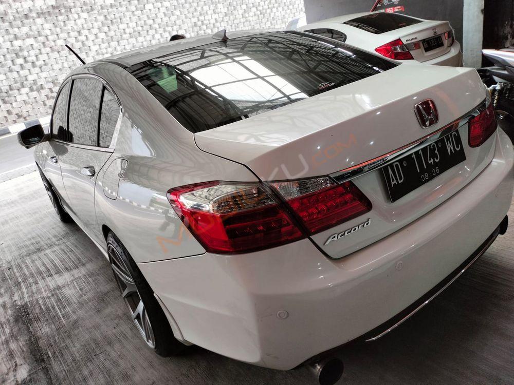 Mobil Honda Accord 2013