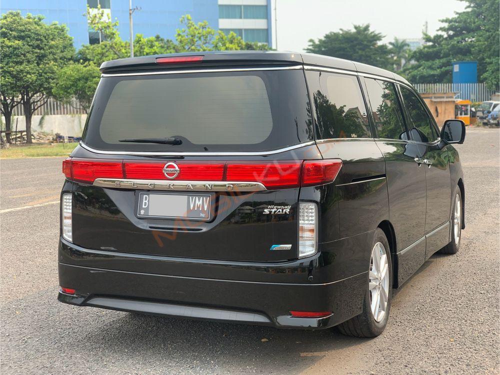 Mobil Nissan Elgrand 2013