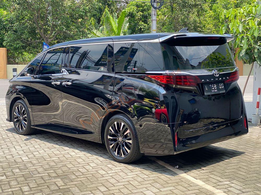 Mobil Toyota Alphard 2024