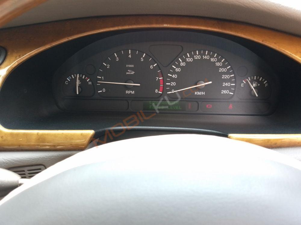 Mobil Jaguar S-Type 2001